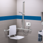 espace douche PMR avec Coulisseau métal chromé pour douchette